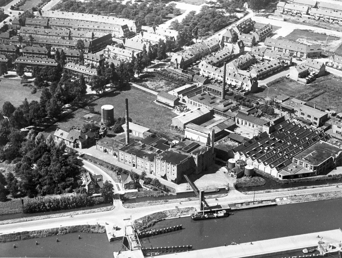Luchtfoto van de coöperatieve Stichtse Olie- en Lijnkoekenfabriek 1937, KLM Aerocarto, 75982, collectie Het Utrechts Archief.jpg