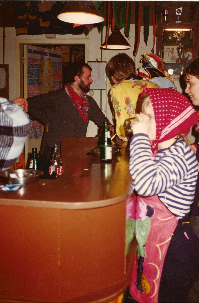 Carnaval in 't Kelderke in 1986, nog in de oude configuratie.