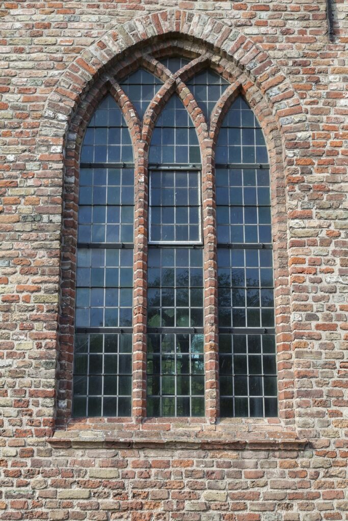 Spitsboogvenster van de kerk in Sint Anna ter Muiden. Bron: Jan van Dalen fotografie