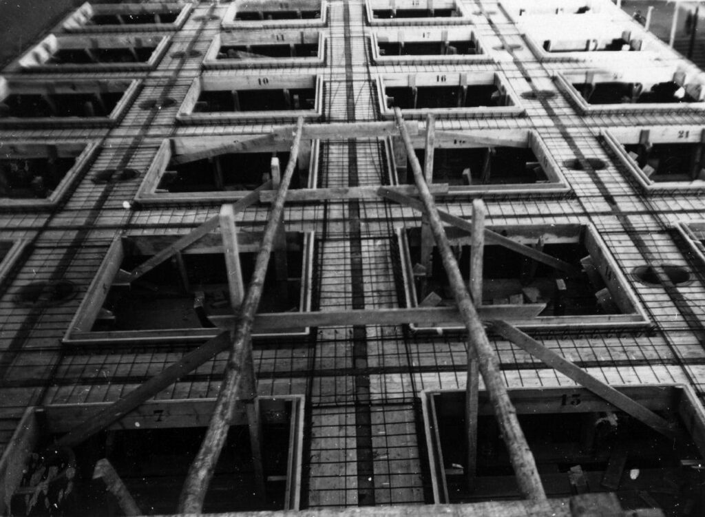 Gezicht op de in aanbouw zijnde nieuwe silo van de meelfabriek De Korenschoof (Kaatstraat) te Utrecht op 08-10-1927. Bron: Het Utrechts Archief