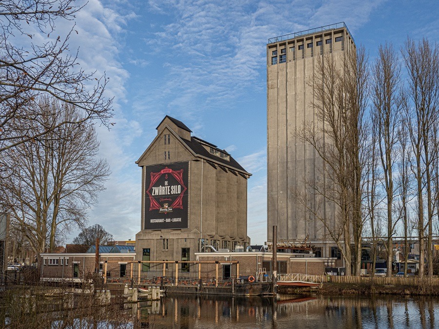 De zwarte en grijze silo in Deventer. Bron: Jan van Dalen Fotografie