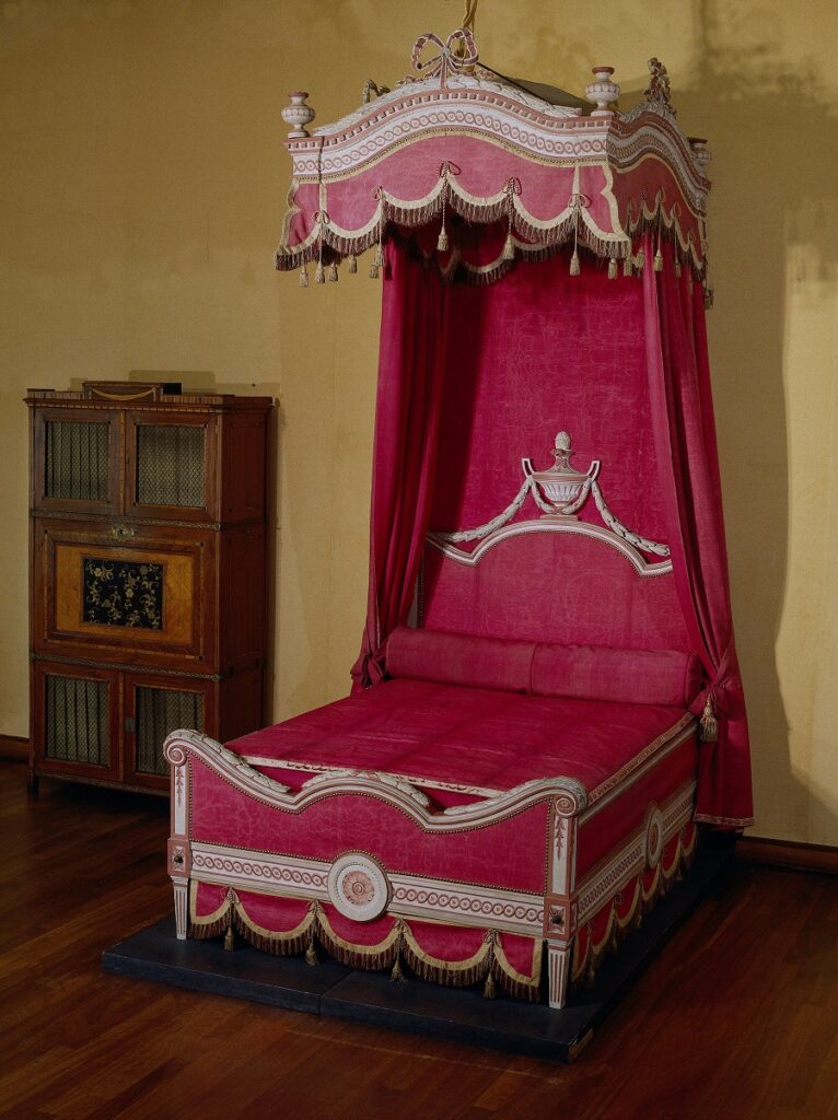 Hemelbed uit ca 1775-1800. Dit type hemelbed is een lit à la française waarbij de hemel aan het plafond opgehangen moest worden. Bron: Rijksmuseum Amsterdam