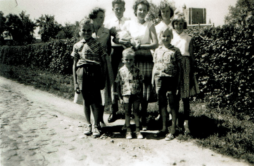 Familie Westerweele met de kerk op de achtergrond