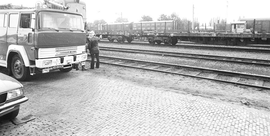 Een lekkende tank op het spoor in Arnhem in 1979. Gelders Archief: 6223-0002, Gerth van Roden Fotografie, CC-BY-NC-ND-4.0 licentie.
