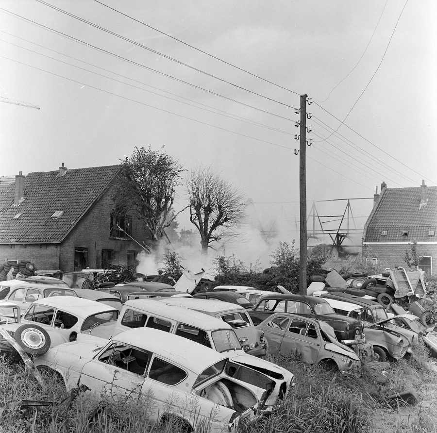 brand bij autosloperij J. van der Vaart (Achttienhovensedijk 129) te Utrecht in 1969. Bron: Het Utrechts Archief , 128561 fotograaf L.H. Hofland