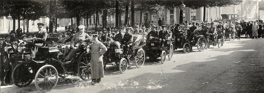 Afbeelding van de deelnemers en hun auto's aan de demonstratietocht van de Nederlandse Automobiel Club bij de start op het Janskerkhof te Utrecht. 15-08-1899 Aan de tocht namen 11 auto's en