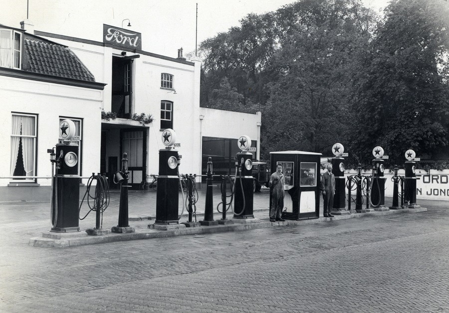 Pompeilanden van garagebedrijf Jan Jongerius in Oudenrijn in 1934. Bron: 811825 / collectie Het Utrechts Archief
