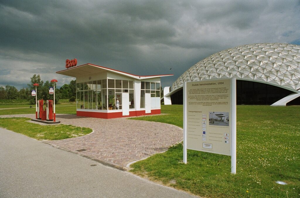 Van de tankstations die Dudok ontwierp zijn er nog maar enkelen over. Dit tankstation uit 1954 stond aan de A2 bij Vinkeveen en is nu te bekijken op het terrein van Louwman in Raamsdonkveer. Bron: RCE