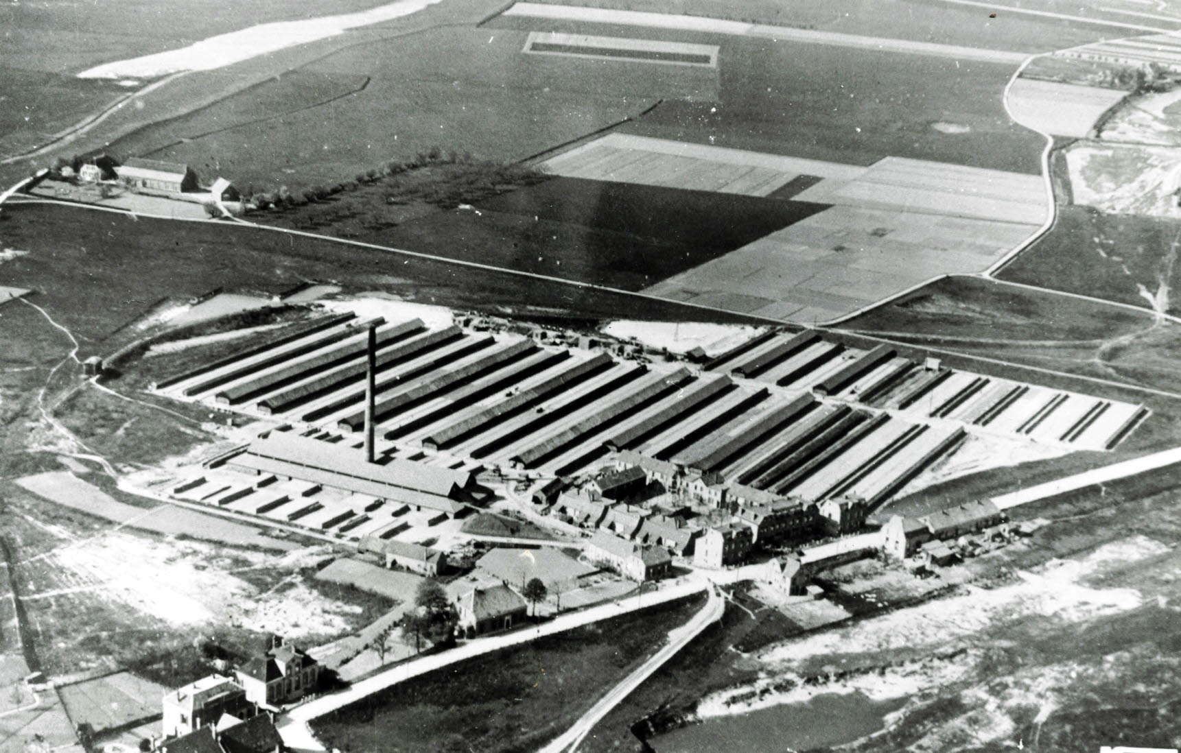Luchtfoto van de Erdwal in Tolkamer uit ca 1959. De fabriek had een ringoven en veel droogloodsen. Regionaal Archief Zuid-Utrecht 373Collectie Stichting Historie Grofkeramiek SHG-nummer: 4988-01 Fabr.nr.: gld 468