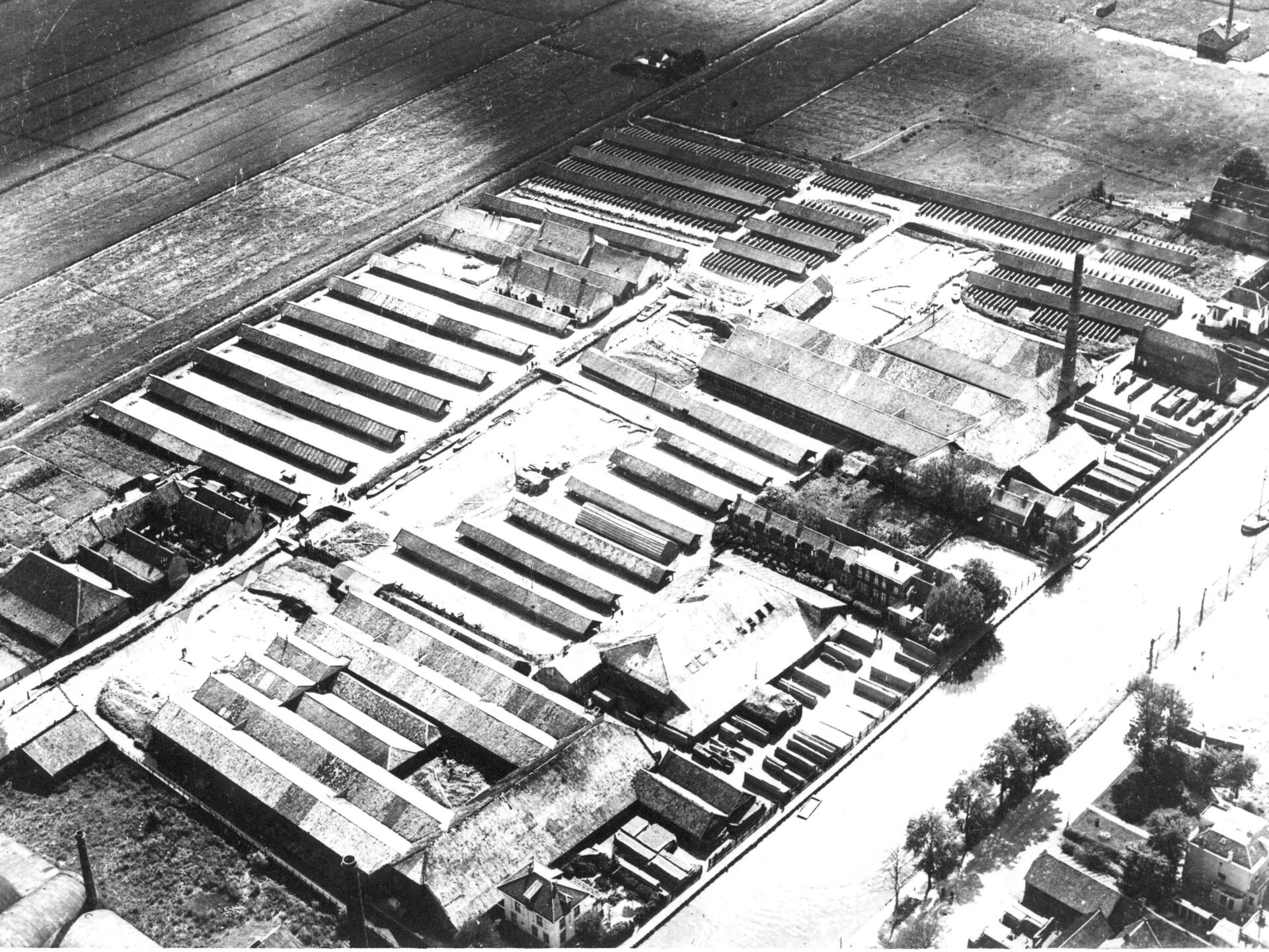 Luchtfoto uit 1928 van de Dakpannen- en Steenfabriek E.J. Van Arkel & Co. (Hoogravenseweg) te Utrecht met van linksonder naar rechtsboven de voormalige pannen- en tegelfabriek Rijn- en Veldzicht, de voormalige steen- en pannenfabriek Rijnhoven en het, braakliggende, terrein van de voormalige steenfabriek Ruimzicht. Het Utrechts Archief, 117919